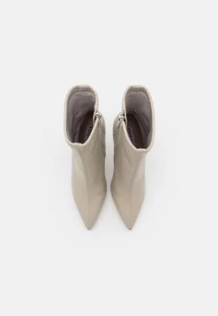 Steve Madden Vanya - Korte Laarzen - Greige -Winkel voor modeartikelen 3f7ce79f4e4c4083af8e5bc6a18a5008 scaled