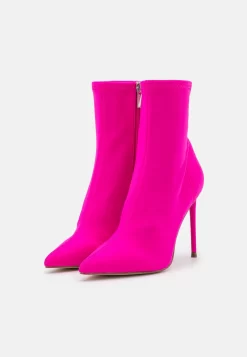 Steve Madden Vanya - Korte Laarzen - Bright Fuchsia 12 Steve Madden Vanya - Korte Laarzen - Bright Fuchsia -Winkel voor modeartikelen 91ad755aa5a24066b14f5bf206780ef0 scaled