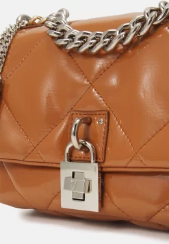Steve Madden Handtas - Camel Patent -Winkel voor modeartikelen 9203c2885f834a92bfaddfd0ad9d438c scaled