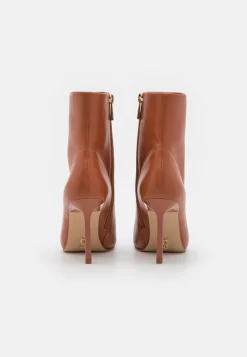 Steve Madden Iyanna - Enkellaarsjes Met Hoge Hak - Caramel 9 Steve Madden Iyanna - Enkellaarsjes Met Hoge Hak - Caramel -Winkel voor modeartikelen b7bf4b49d86541f6a6853e95f32fea09 scaled